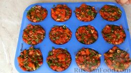 Замороженные помидоры с зеленью на зиму: Подготовленную смесь распределить в силиконовые формы для кексов.