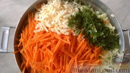 Кабачки по-корейски на зиму: Морковь и чеснок натереть на крупной тёрке. Зелень измельчить ножом. Добавить все подготовленные ингредиенты в кастрюлю с кабачками. Туда же добавить растительное масло, сахар, уксус и соль.