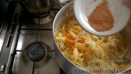 Кабачки по-корейски на зиму: Добавить приправу для моркови по-корейски. Перемешать, довести до кипения и варить 10-15 минут.