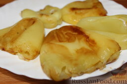 Жареный болгарский перец с сыром (чушки бюрек): Перцы достать из духовки, немного остудить и снять кожицу.