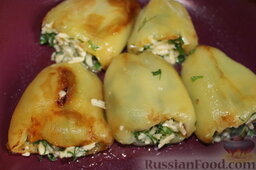Жареный болгарский перец с сыром (чушки бюрек): Приплюснуть немного и обжарить с двух сторон на сковороде с разогретым растительным маслом.
