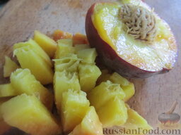 Сырники из овсяной каши с персиками: Кубиками режем персики.
