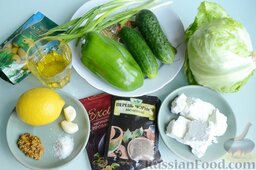 Зеленый греческий салат: Подготовьте все ингредиенты для зеленого греческого салата.