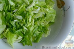 Зеленый греческий салат: Нарежьте перья зеленого лука, добавьте их к листьям салата.