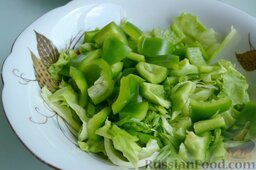Зеленый греческий салат: Сладкий перец помойте, почистите, нарежьте крупным кубиком и положите в салатник.