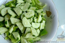 Зеленый греческий салат: Сверху на перец положите очищенный и нарезанный крупно огурец.