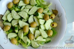 Зеленый греческий салат: Последний ингредиент зеленого греческого салата - зеленые оливки без косточек. Можно взять фаршированные лимоном или анчоусами.