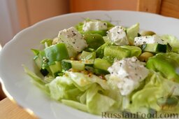 Зеленый греческий салат: Подавайте зеленый греческий салат сразу.   Приятного аппетита!