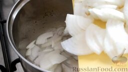Маринованный лук для салатов: Высыпать лук в ковшик и снять с огня.