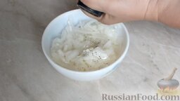 Маринованный лук для салатов: Переложить лук в миску и поперчить.