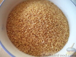 Каша "Монастырская": Промыть пшеничную крупу.