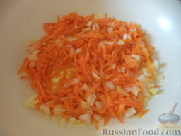 Каша "Монастырская": Разогреть сковороду, влить растительное масло. В горячее масло выложить лук и морковь. Тушить на среднем огне, помешивая, 2-3 минуты.