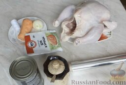 Куриный рулет с шампиньонами и морковью: Подготовить ингредиенты для куриного рулета с грибами и овощами.   Морковь и лук почистить, помыть.