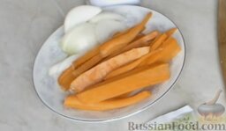 Куриный рулет с шампиньонами и морковью: Морковь нарезать длинными полосками. Репчатый лук нарезать вдоль полукольцами.