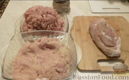 Домашняя колбаса из куриного филе и свинины: Как приготовить домашнюю колбасу из куриного филе и свинины:    Перекрутить куриное мясо и 800 г свинины через мясорубку.