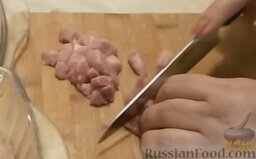 Домашняя колбаса из куриного филе и свинины: Оставшийся кусок свинины порезать маленькими кубиками.
