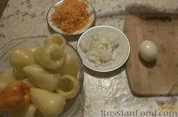 Болгарский перец, фаршированный мясом и рисом: Как приготовить фаршированный болгарский перец:    Перец помыть и удалить семена. Морковь и лук почистить, затем помыть. Лук нарезать мелкими кубиками. Морковь натереть на терке.