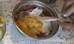 Болгарский перец, фаршированный мясом и рисом: Лук и морковь вместе обжарить на растительном масле и добавить к фаршу.