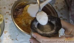 Болгарский перец, фаршированный мясом и рисом: Посолить (1 ч. ложка).