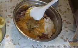 Болгарский перец, фаршированный мясом и рисом: Добавить специи (1 ч. ложка). Тщательно перемешать. Начинка готова.