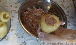 Болгарский перец, фаршированный мясом и рисом: Заполнить перец фаршем. Старайтесь плотно утрамбовать начинку.