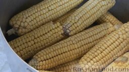 Кукуруза вареная: Сложить кукурузу в кастрюлю (желательно алюминиевую).