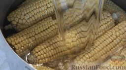 Кукуруза вареная: Залить кукурузу холодной водой. Кукуруза должна быть полностью покрыта водой.