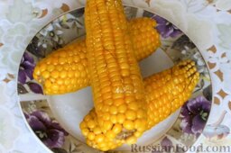 Кукуруза вареная: Вареная кукуруза готова.  Посыпать кукурузу солью (при желании можно натереть маслом) и подавать вареную кукурузу горячей незамедлительно, так как при остывании зерна начинают твердеть.    Приятного аппетита!