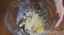 Кунжутное печенье: Добавим яйцо и взобьем до однородности в пышную массу.