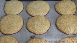 Кунжутное печенье: Выпекаем песочное печенье с кунжутом в разогретой до 180 градусов духовке 3-5 минут.