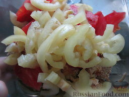Салат с болгарским перцем, жареным сулугуни и кабачками: Добавляем перец и помидор в салат.