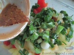 Салат с болгарским перцем, жареным сулугуни и кабачками: Заливаем вкуснейшую заправку в салат из овощей и сыра. Измельчаем и добавляем зелень.