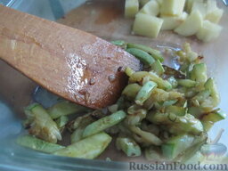 Салат с болгарским перцем, жареным сулугуни и кабачками: Снимаем кабачки с чесноком с огня, кладем в салатницу.