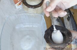Маринованная скумбрия: Как замариновать скумбрию в домашних условиях:    Влить в миску 1 стакан горячей воды. Добавить соль.