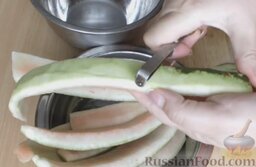 Варенье из арбузных корок: Очистить арбузные корки от зеленой кожуры. Удобнее всего это делать с помощью овощечистки.