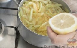 Варенье из арбузных корок: Выдавить сок лимона и добавить к арбузным коркам. Добавить ванилин. Выключить и оставить варенье из арбузных корок на 12 часов.