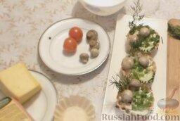 Тарталетки с салатом из ветчины и сыра, с грибами и помидорами: Посыпать зеленью.