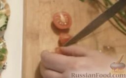 Тарталетки с салатом из ветчины и сыра, с грибами и помидорами: Нарезать помидоры дольками. Выложить в тарталетки помидоры.