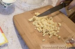 Тарталетки с салатом из ветчины и сыра, с грибами и помидорами: Таким же образом нарезать сыр.