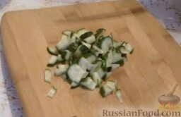 Тарталетки с салатом из ветчины и сыра, с грибами и помидорами: Половину огурца нарезать произвольным образом.