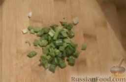 Тарталетки с салатом из ветчины и сыра, с грибами и помидорами: Зеленый лук мелко нарезать. Добавить лук в салат, оставив немного для украшения.