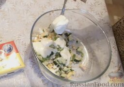 Тарталетки с салатом из ветчины и сыра, с грибами и помидорами: Соединить все ингредиенты в глубокой миске. Заправить салат сметаной и майонезом. Перемешать.