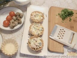 Тарталетки с салатом из ветчины и сыра, с грибами и помидорами: Заполнить тарталетки салатом (в каждую тарталетку - 2 ч. ложки салата).