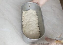 Бездрожжевой хлеб на закваске из ржаной муки: Смазать форму для выпечки растительным маслом и уложить тесто в форму.