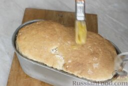 Бездрожжевой хлеб на закваске из ржаной муки: Пшеничный хлеб на закваске практически готов. Смазать хлеб взбитым желтком с помощью кисточки и отправить в духовку еще на 5 минут.