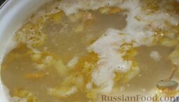 Гороховый суп с картофелем, на курином бульоне: Добавить лук и морковь в гороховый суп. Варить ещё 5 минут.