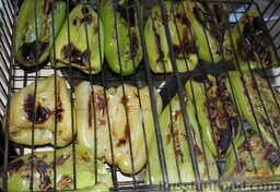 Салат из перца, печенного на гриле, с брынзой и зеленью: Запечь на мангале до небольших подпалин, в течение 10 минут.