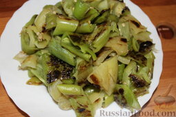 Салат из перца, печенного на гриле, с брынзой и зеленью: Перцы совсем немного остудить и нарезать достаточно крупными кусками, примерно 3 на 3 см.