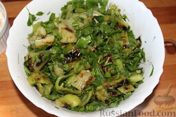 Салат из перца, печенного на гриле, с брынзой и зеленью: К теплым перцам добавить зелень, перемешать.