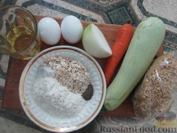 Котлеты с кабачками и соевым фаршем: Подготовить ингредиенты для низкокалорийных котлет из кабачков и соевого фарша.